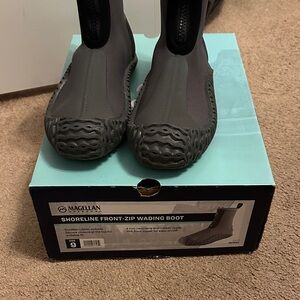 Magellan Outdoors Shoreline Front-Zip Wading Boots - Gray Men’s size 9